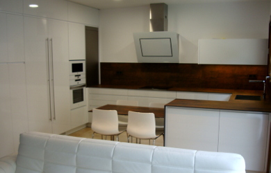 Una cocina de diseño integrada en el salón
